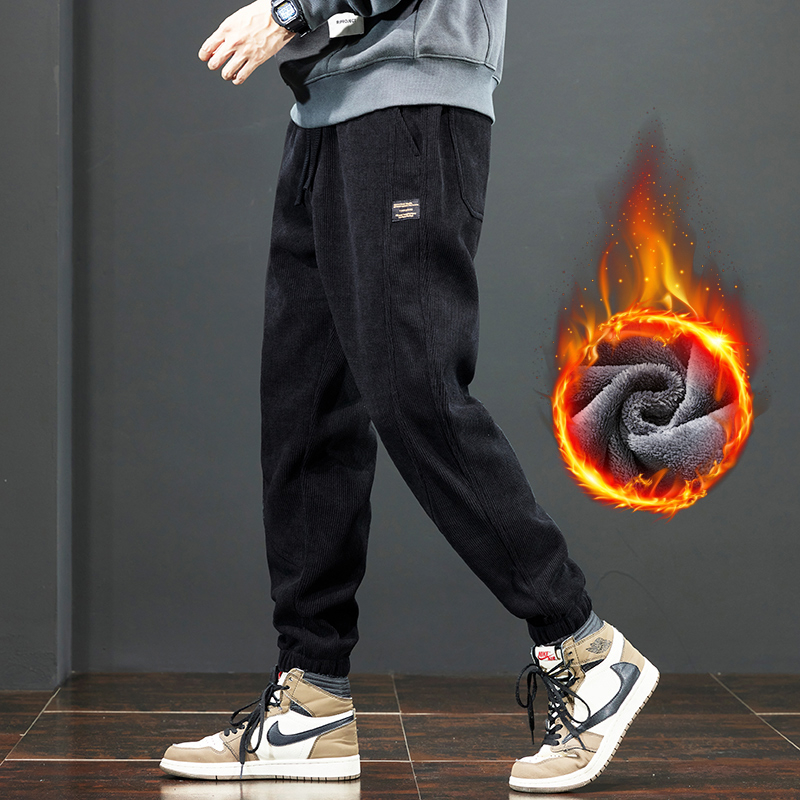 Sportske casual hlače od corduroy tkanine, debeli materijal, srednji pojas s remenom, taper kroj nogavica, dekorativne džepove