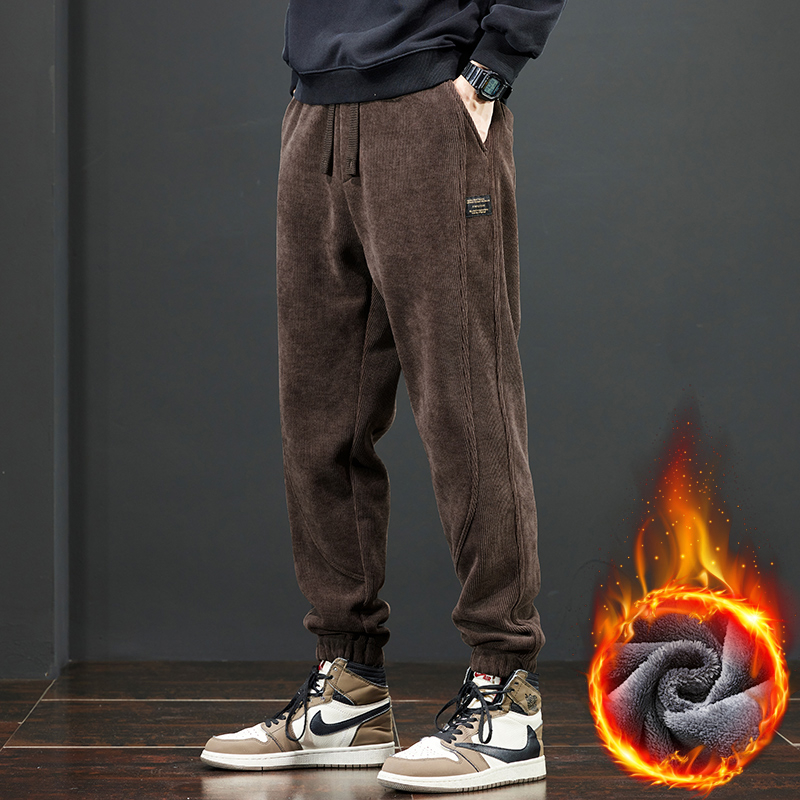 Sportske casual hlače od corduroy tkanine, debeli materijal, srednji pojas s remenom, taper kroj nogavica, dekorativne džepove