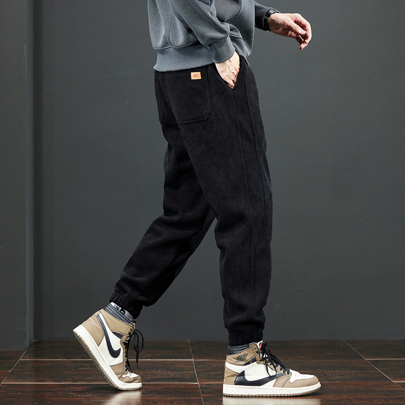 Sportske casual hlače od corduroy tkanine, debeli materijal, srednji pojas s remenom, taper kroj nogavica, dekorativne džepove