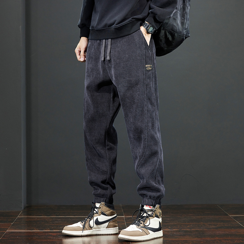 Sportske casual hlače od corduroy tkanine, debeli materijal, srednji pojas s remenom, taper kroj nogavica, dekorativne džepove