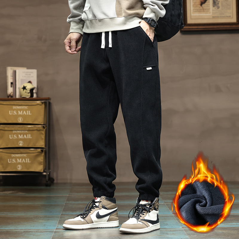 Sportske casual hlače od corduroy tkanine, debeli materijal, srednji pojas s remenom, taper kroj nogavica, dekorativne džepove