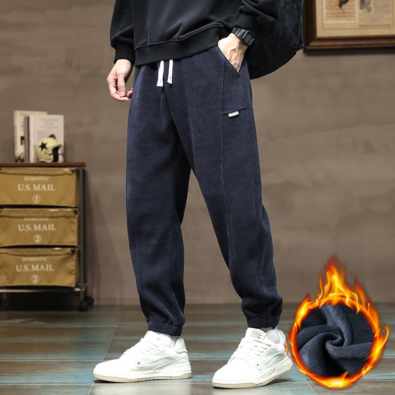 Sportske casual hlače od corduroy tkanine, debeli materijal, srednji pojas s remenom, taper kroj nogavica, dekorativne džepove