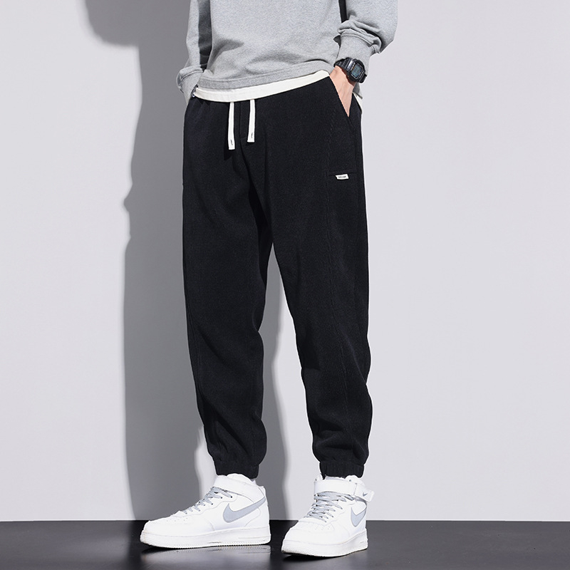 Sportske casual hlače od corduroy tkanine, debeli materijal, srednji pojas s remenom, taper kroj nogavica, dekorativne džepove