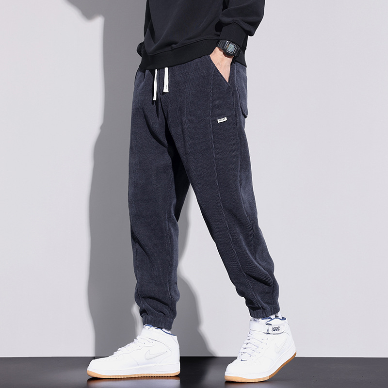 Sportske casual hlače od corduroy tkanine, debeli materijal, srednji pojas s remenom, taper kroj nogavica, dekorativne džepove