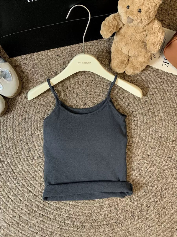 Jesensko-zimski top bez rukava s umetkom za prsa, topao i udoban za slojevito nošenje, jednobojan, uski kroj.