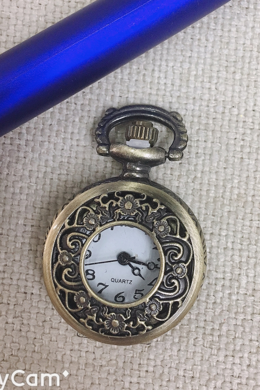 Džepni sat – retro kvarcni model s rimskim brojčanicem i otvorenim zupčanikom; brojčanik promjera 28 mm, debljina 11 mm, kućište od legure