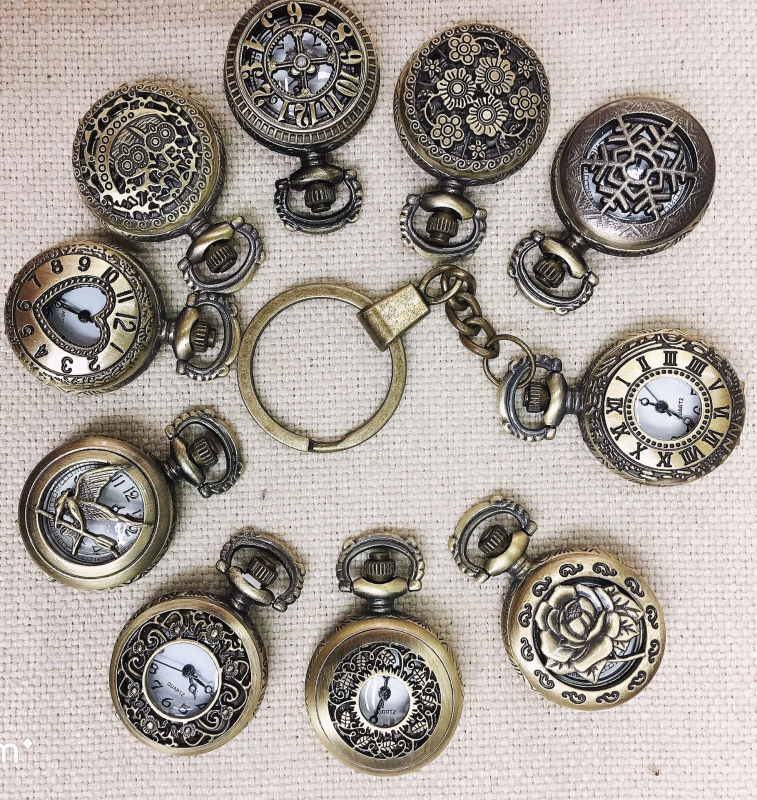 Džepni sat – retro kvarcni model s rimskim brojčanicem i otvorenim zupčanikom; brojčanik promjera 28 mm, debljina 11 mm, kućište od legure