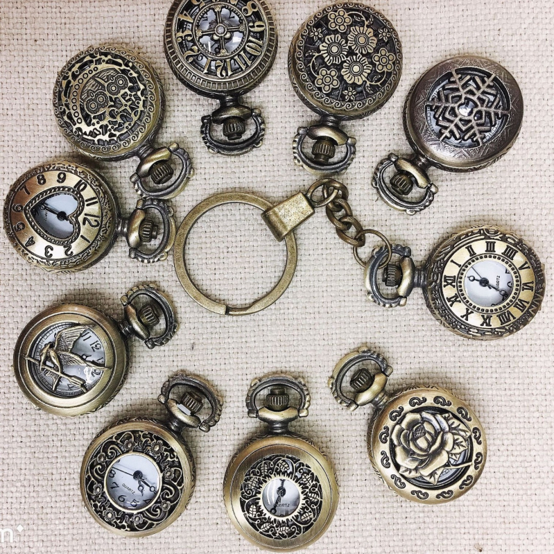 Džepni sat – retro kvarcni model s rimskim brojčanicem i otvorenim zupčanikom; brojčanik promjera 28 mm, debljina 11 mm, kućište od legure