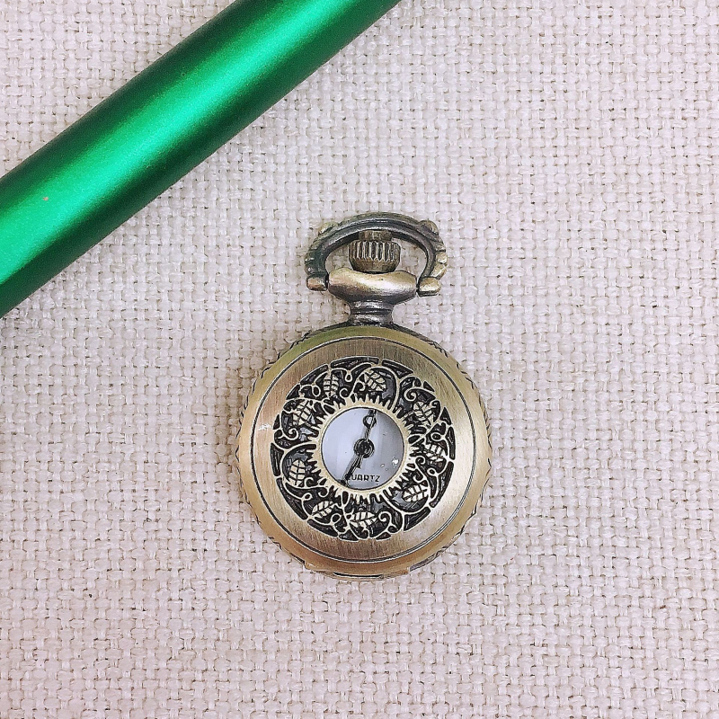 Džepni sat – retro kvarcni model s rimskim brojčanicem i otvorenim zupčanikom; brojčanik promjera 28 mm, debljina 11 mm, kućište od legure