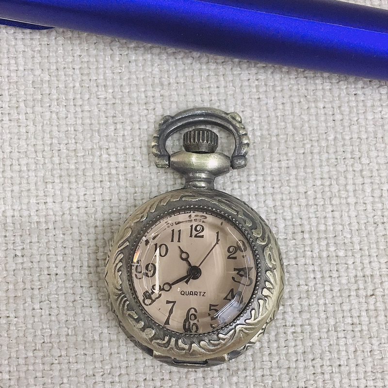 Džepni sat – retro kvarcni model s rimskim brojčanicem i otvorenim zupčanikom; brojčanik promjera 28 mm, debljina 11 mm, kućište od legure