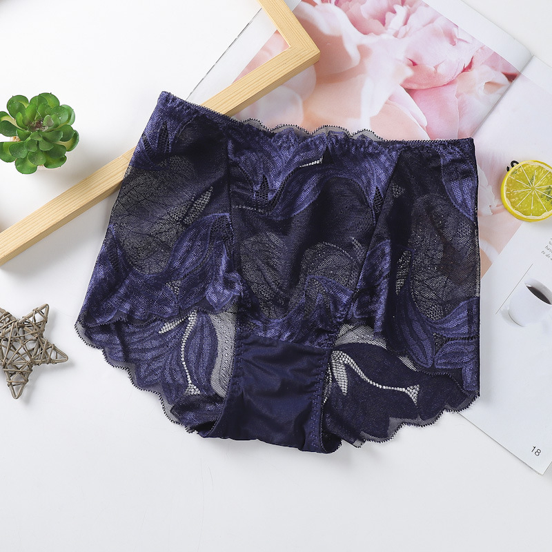 Sieviešu mežģīņu biksītes ar vidukļa jostu — ziedu raksts, elpojošas, paceļ bokus; neilona mežģīne (50–70%), kokvilnas iekšējā odere (50–70%)