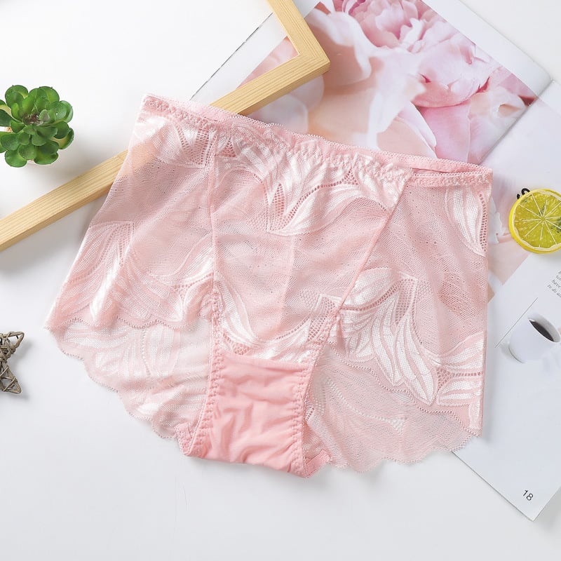 Sieviešu mežģīņu biksītes ar vidukļa jostu — ziedu raksts, elpojošas, paceļ bokus; neilona mežģīne (50–70%), kokvilnas iekšējā odere (50–70%)