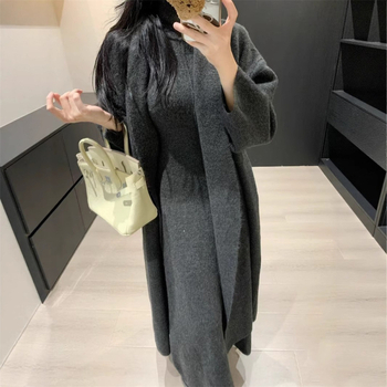 Ženski dvodijelni pleteni kardigan i haljina s visokim ovratnikom — jednobojni komplet, duga haljina, pleteni materijal, polyester 70–80%, spandeks <30%, jesen 2025