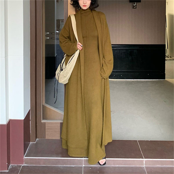 Ženski dvodijelni pleteni kardigan i haljina s visokim ovratnikom — jednobojni komplet, duga haljina, pleteni materijal, polyester 70–80%, spandeks <30%, jesen 2025