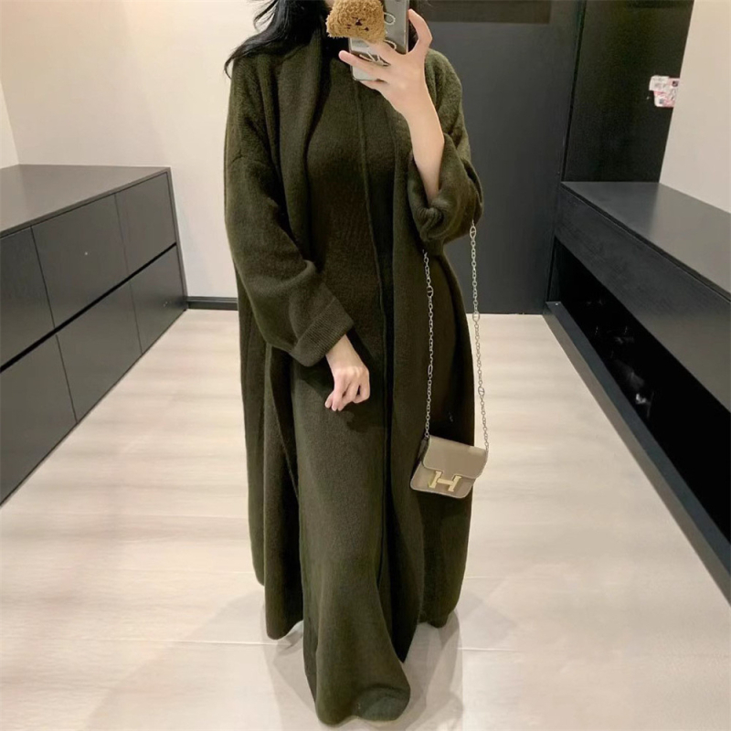 Ženski dvodijelni pleteni kardigan i haljina s visokim ovratnikom — jednobojni komplet, duga haljina, pleteni materijal, polyester 70–80%, spandeks <30%, jesen 2025