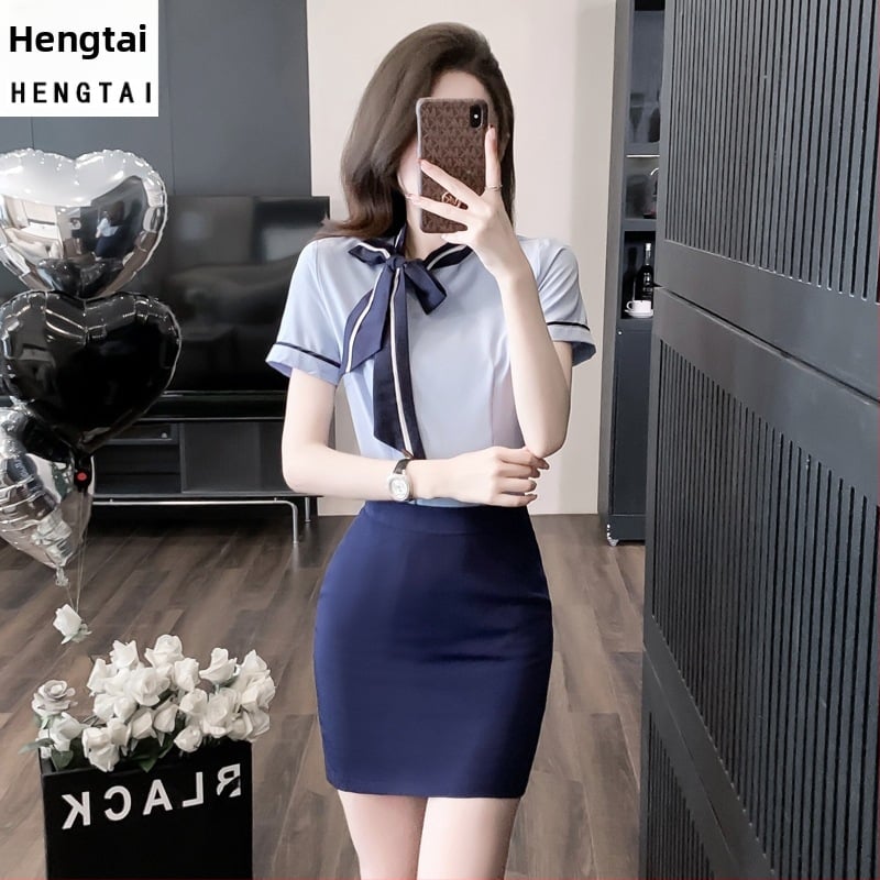 OL uniformas komplekts: blūze ar īsu svārku, regulāras piedurknes, 3/4 garuma piedurknes, OL commuter stilā, poliesteru maisījums 30–50%, pavasaris 2024