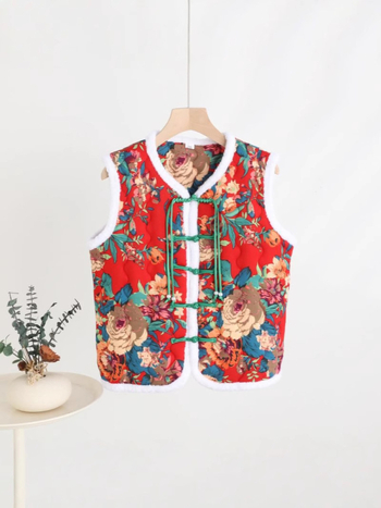 Veste ar ziedu rakstu, mākslinieciska vintage stils, V-dekolts, brīvs piegriezums, galvenais audums: poliesters 70–80%, pildījums no imitētā zīda kokvilnas