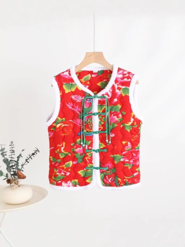 Veste ar ziedu rakstu, mākslinieciska vintage stils, V-dekolts, brīvs piegriezums, galvenais audums: poliesters 70–80%, pildījums no imitētā zīda kokvilnas