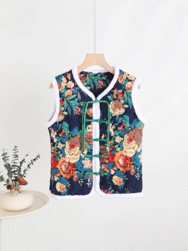 Veste ar ziedu rakstu, mākslinieciska vintage stils, V-dekolts, brīvs piegriezums, galvenais audums: poliesters 70–80%, pildījums no imitētā zīda kokvilnas