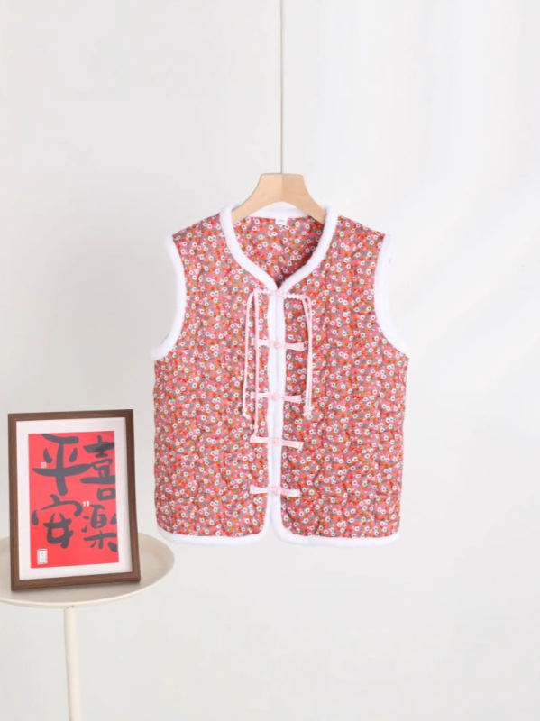 Veste ar ziedu rakstu, mākslinieciska vintage stils, V-dekolts, brīvs piegriezums, galvenais audums: poliesters 70–80%, pildījums no imitētā zīda kokvilnas