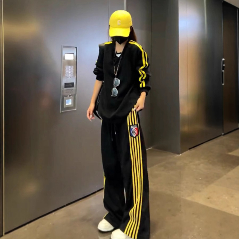 Ženski dvodijelni pamukasti sportski komplet s majicom s okruglim izrezom i širokim hlačama, dugi rukavi, tekstni uzorak, 95% pamuk