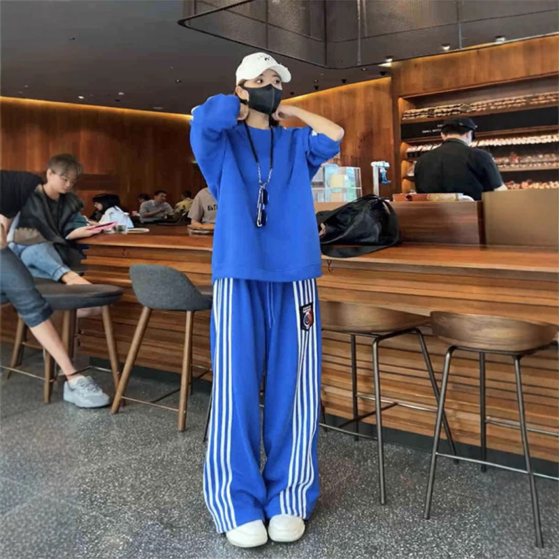 Ženski dvodijelni pamukasti sportski komplet s majicom s okruglim izrezom i širokim hlačama, dugi rukavi, tekstni uzorak, 95% pamuk