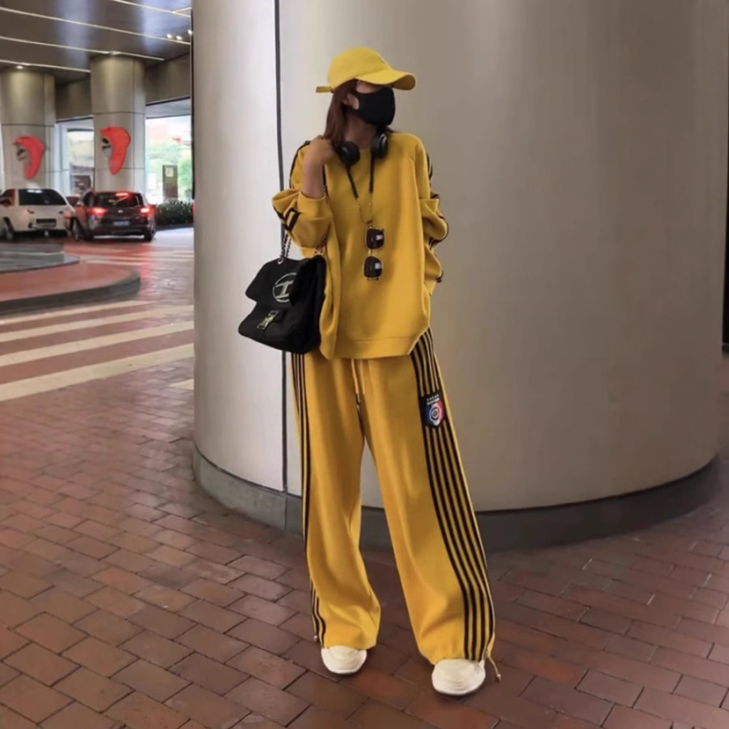 Ženski dvodijelni pamukasti sportski komplet s majicom s okruglim izrezom i širokim hlačama, dugi rukavi, tekstni uzorak, 95% pamuk