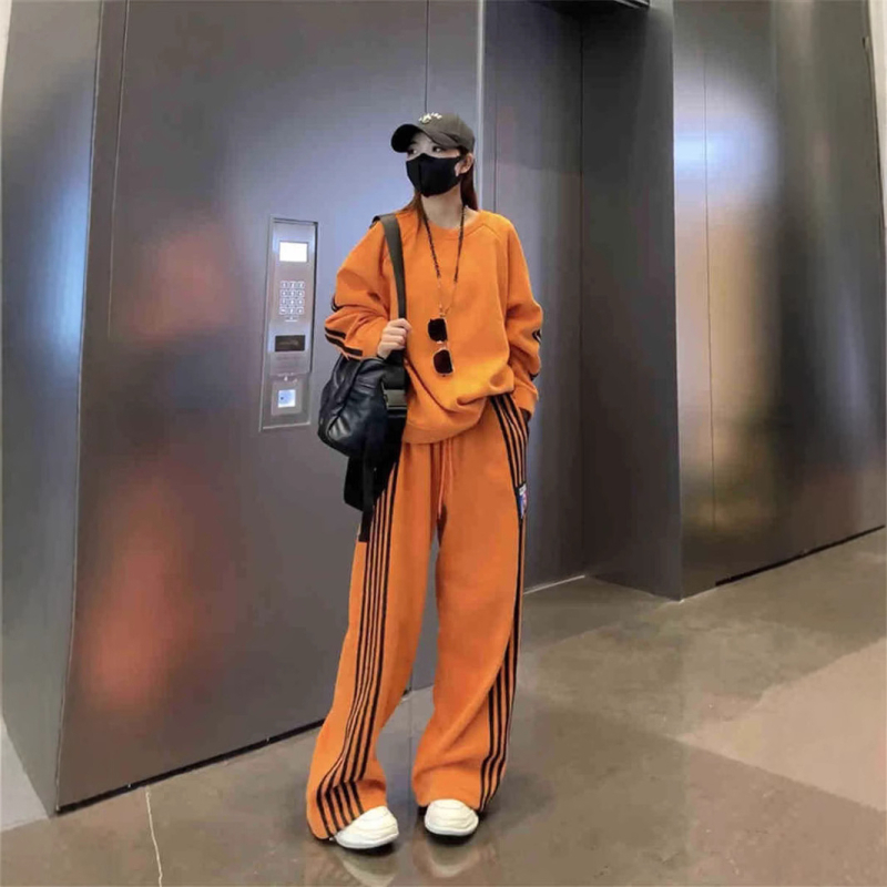 Ženski dvodijelni pamukasti sportski komplet s majicom s okruglim izrezom i širokim hlačama, dugi rukavi, tekstni uzorak, 95% pamuk