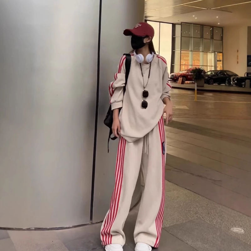 Ženski dvodijelni pamukasti sportski komplet s majicom s okruglim izrezom i širokim hlačama, dugi rukavi, tekstni uzorak, 95% pamuk