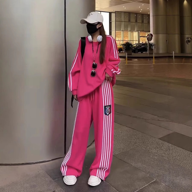 Ženski dvodijelni pamukasti sportski komplet s majicom s okruglim izrezom i širokim hlačama, dugi rukavi, tekstni uzorak, 95% pamuk