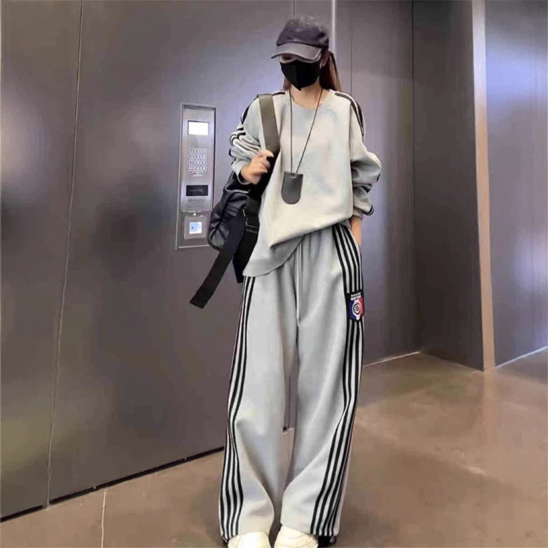 Ženski dvodijelni pamukasti sportski komplet s majicom s okruglim izrezom i širokim hlačama, dugi rukavi, tekstni uzorak, 95% pamuk