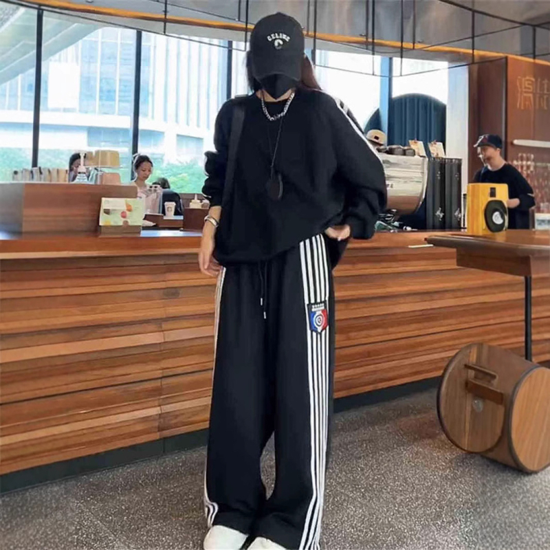 Ženski dvodijelni pamukasti sportski komplet s majicom s okruglim izrezom i širokim hlačama, dugi rukavi, tekstni uzorak, 95% pamuk