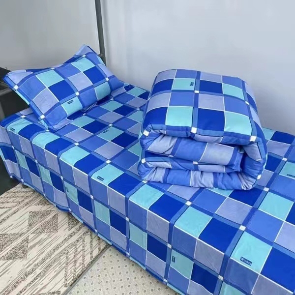 Három darabos kollégiumi ágyneműkészlet 100% pamutból csíkos mintával; reaktív színezésű anyag; Twill, bolyhosított és quiltelt szövés; tartalmaz ágyneműhuzatot, dunyhahuzat és párnahuzatokat