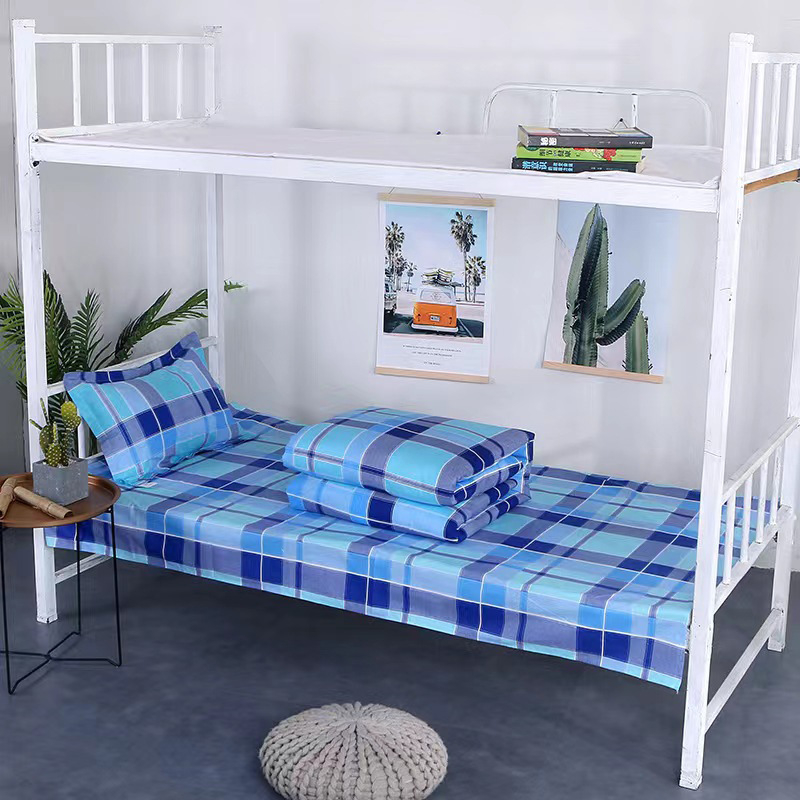 Három darabos kollégiumi ágyneműkészlet 100% pamutból csíkos mintával; reaktív színezésű anyag; Twill, bolyhosított és quiltelt szövés; tartalmaz ágyneműhuzatot, dunyhahuzat és párnahuzatokat