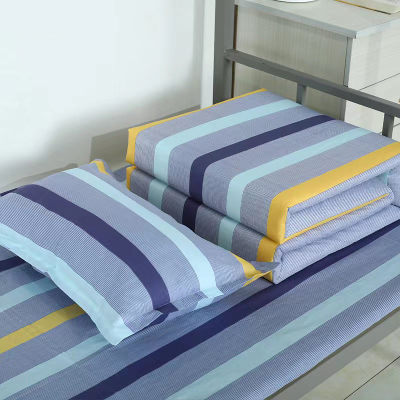 Három darabos kollégiumi ágyneműkészlet 100% pamutból csíkos mintával; reaktív színezésű anyag; Twill, bolyhosított és quiltelt szövés; tartalmaz ágyneműhuzatot, dunyhahuzat és párnahuzatokat