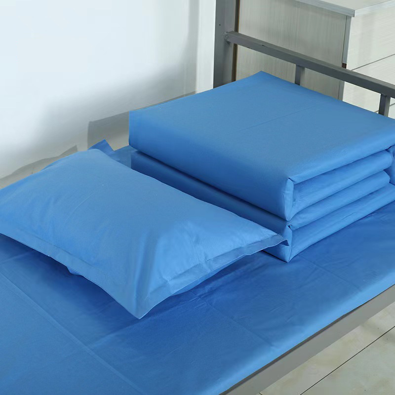 Három darabos kollégiumi ágyneműkészlet 100% pamutból csíkos mintával; reaktív színezésű anyag; Twill, bolyhosított és quiltelt szövés; tartalmaz ágyneműhuzatot, dunyhahuzat és párnahuzatokat