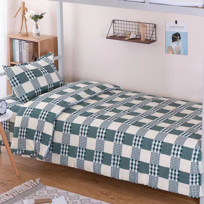 Három darabos kollégiumi ágyneműkészlet 100% pamutból csíkos mintával; reaktív színezésű anyag; Twill, bolyhosított és quiltelt szövés; tartalmaz ágyneműhuzatot, dunyhahuzat és párnahuzatokat