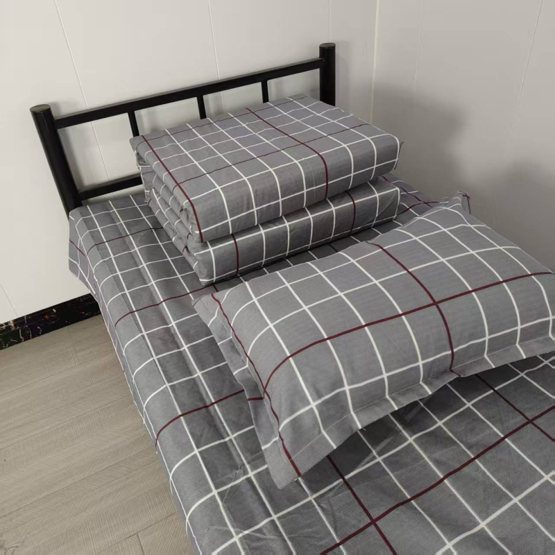 Három darabos kollégiumi ágyneműkészlet 100% pamutból csíkos mintával; reaktív színezésű anyag; Twill, bolyhosított és quiltelt szövés; tartalmaz ágyneműhuzatot, dunyhahuzat és párnahuzatokat