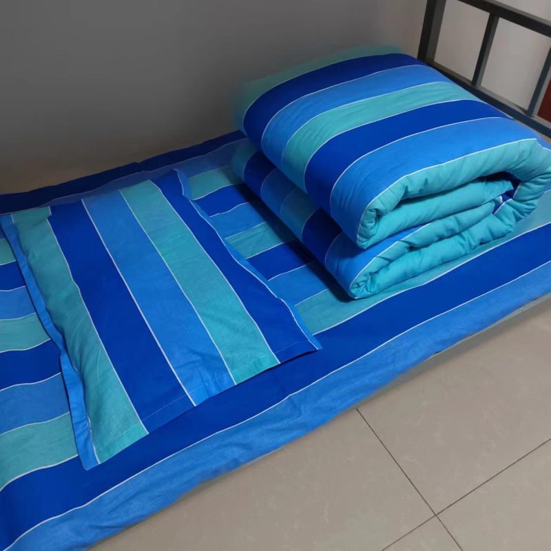 Három darabos kollégiumi ágyneműkészlet 100% pamutból csíkos mintával; reaktív színezésű anyag; Twill, bolyhosított és quiltelt szövés; tartalmaz ágyneműhuzatot, dunyhahuzat és párnahuzatokat