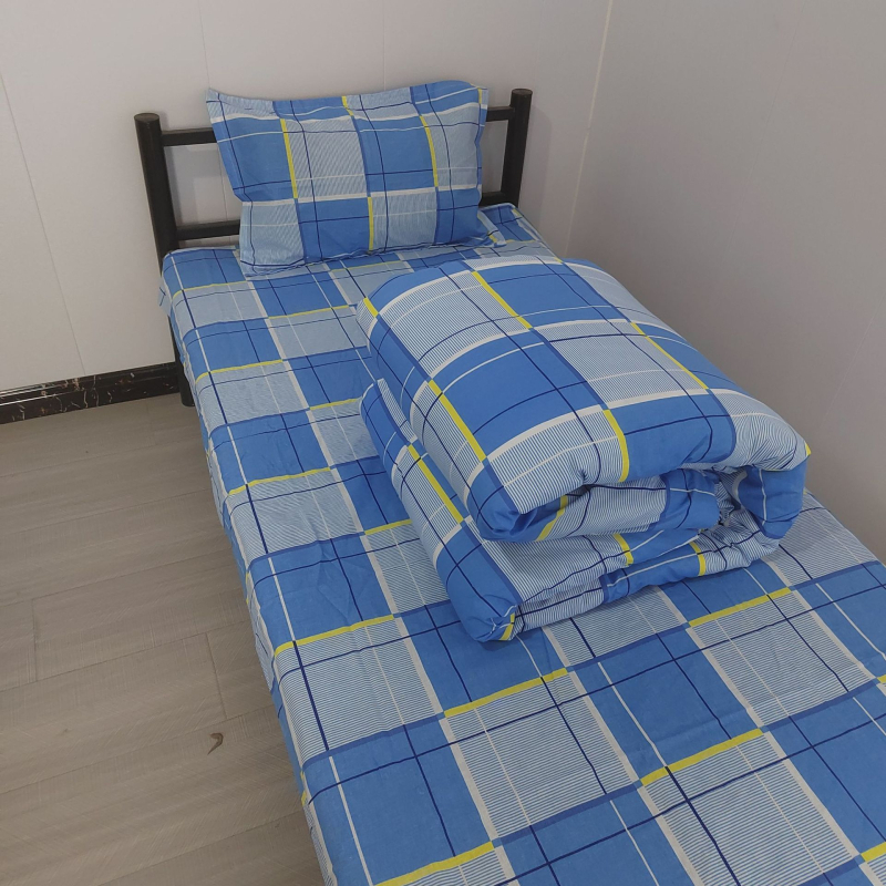 Három darabos kollégiumi ágyneműkészlet 100% pamutból csíkos mintával; reaktív színezésű anyag; Twill, bolyhosított és quiltelt szövés; tartalmaz ágyneműhuzatot, dunyhahuzat és párnahuzatokat