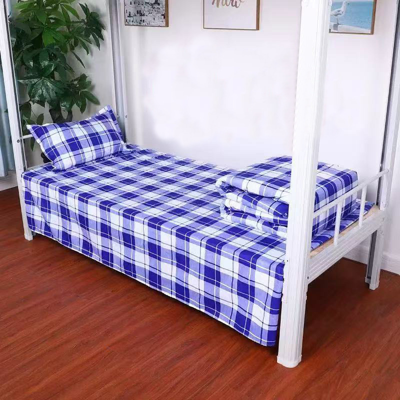 Három darabos kollégiumi ágyneműkészlet 100% pamutból csíkos mintával; reaktív színezésű anyag; Twill, bolyhosított és quiltelt szövés; tartalmaz ágyneműhuzatot, dunyhahuzat és párnahuzatokat