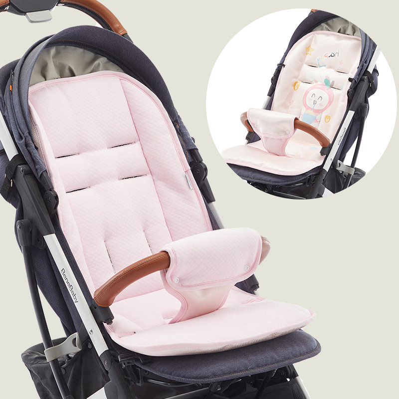 Ratiem sedes spilventiņš – visu sezonu, divpusējs, priekšējā aizsardzība; Materiāli: tīra kokvilna + zīda diegi + ice silk; vecums 0–1 g; pielāgojama