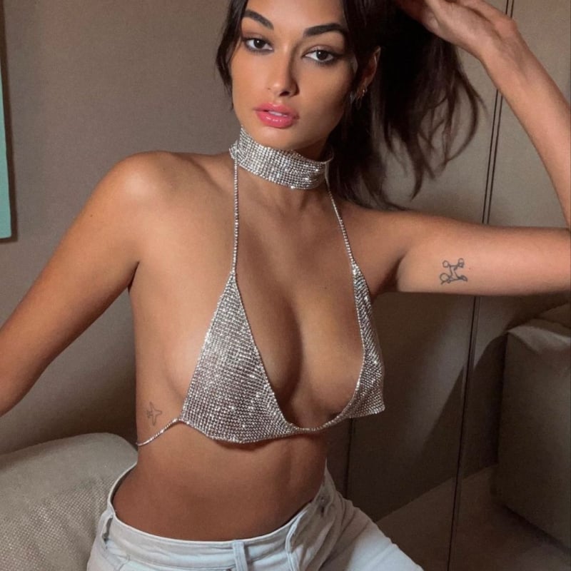 Krūšu ķēde ar kristāliem — diamanāta apstrādāts metāla-stikls, sakausējums ieliktie dārgakmeņi, sievietēm ķermeņa rotaslieta