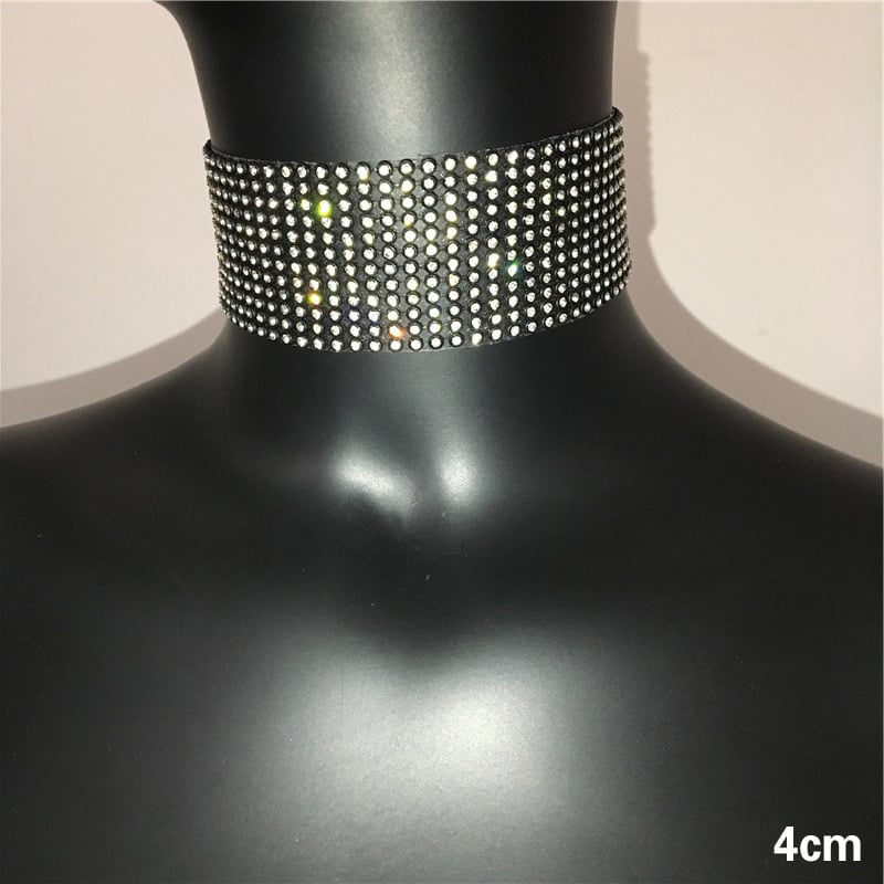 Krūšu ķēde ar kristāliem — diamanāta apstrādāts metāla-stikls, sakausējums ieliktie dārgakmeņi, sievietēm ķermeņa rotaslieta