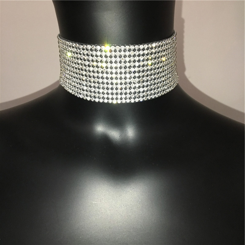 Krūšu ķēde ar kristāliem — diamanāta apstrādāts metāla-stikls, sakausējums ieliktie dārgakmeņi, sievietēm ķermeņa rotaslieta