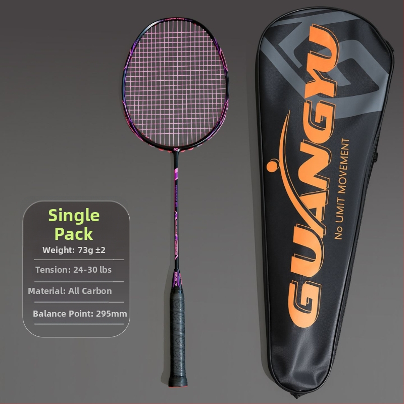 Profesionāla badminton rakete, ultralakna oglekļa šķiedras rāmis, neilona stīgas, mērena stingrība, universāla, iekļauts grip lente un raketes soma