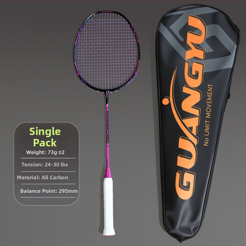 Profesionāla badminton rakete, ultralakna oglekļa šķiedras rāmis, neilona stīgas, mērena stingrība, universāla, iekļauts grip lente un raketes soma