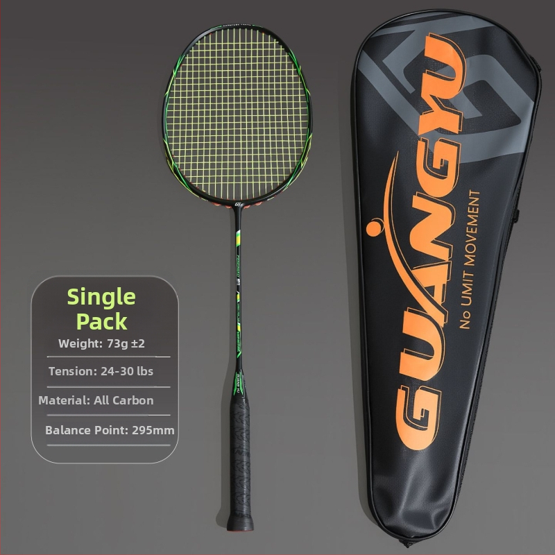 Profesionāla badminton rakete, ultralakna oglekļa šķiedras rāmis, neilona stīgas, mērena stingrība, universāla, iekļauts grip lente un raketes soma
