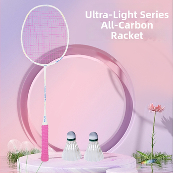 Badmintona rakete ar oglekļa šķiedras rāmi, neilona kordes, 4U/5U ultralight uzbrukuma modelis, svars 80-84 g, logotips drukāts