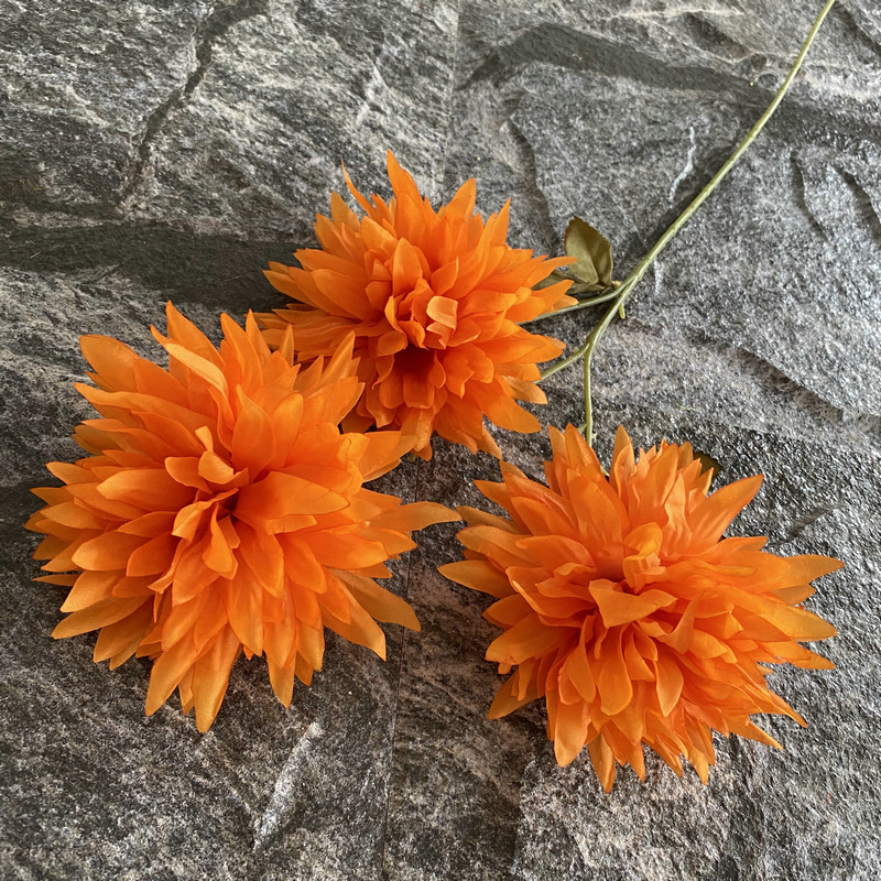 3 galvų liepsnos chrysanthemum Kamuolys iš šilko – vestuvinė dekoracija, nuotraukų rekvizitai, namų ekspozicija (Medžiaga: šilkas; Įvairovė: 1327355784; Panaudojimas: vestuvės, nuotraukų rekvizitai, namų ekspozicija)